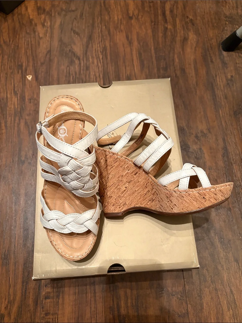 ⭐️LE DISCONTINUED⭐️ BØRN Crown Kaspin Sandal Wedge- white/tan- Women’s 7 US